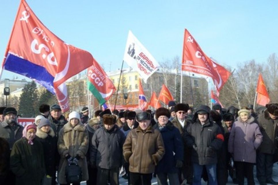 Барнаульские коммунисты и либерал-демократы в День защитника
Отечества вышли на митинги в поддержку своих кандидатов в
президенты России.
