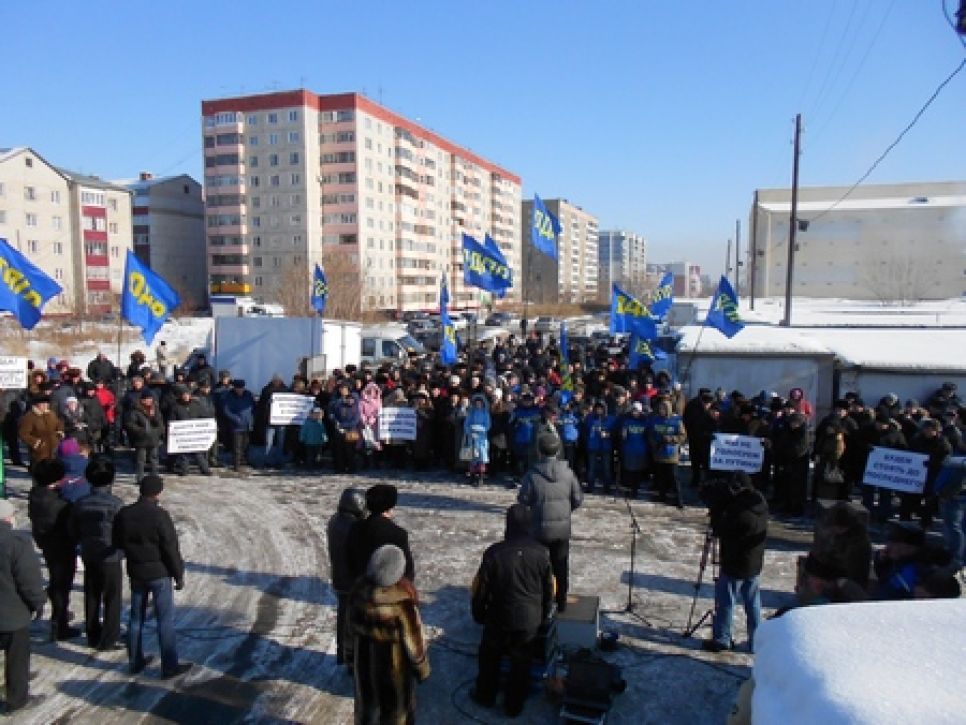 "Мы не голосуем за Путина": члены гаражного кооператива N1 в
Барнауле вышли на митинг с требованием не отбирать занимаемую ими
землю.