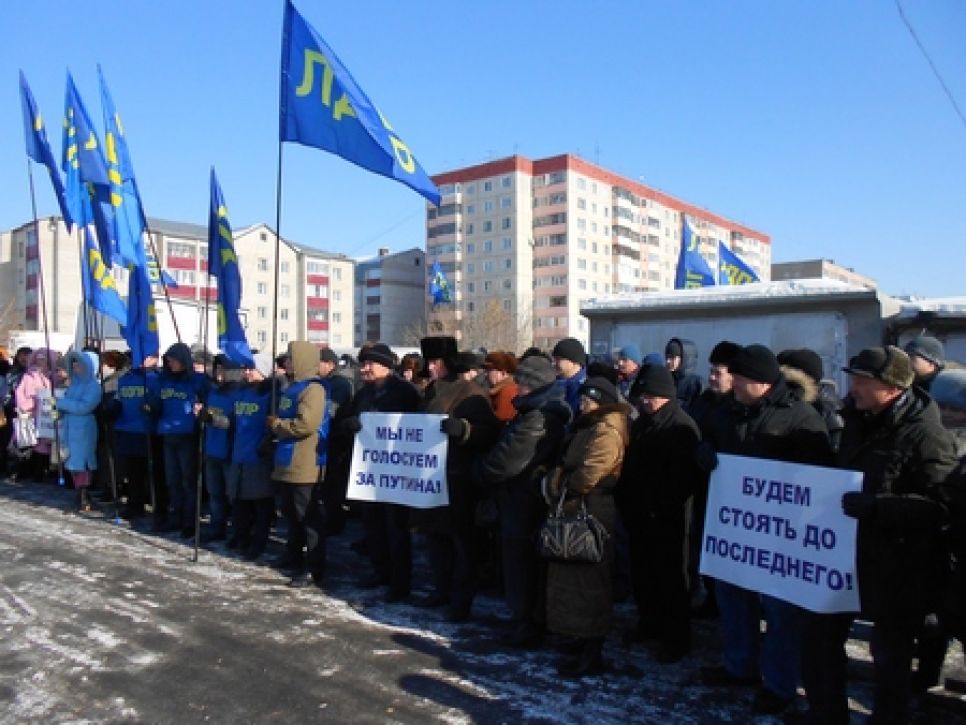 "Мы не голосуем за Путина": члены гаражного кооператива N1 в
Барнауле вышли на митинг с требованием не отбирать занимаемую ими
землю.