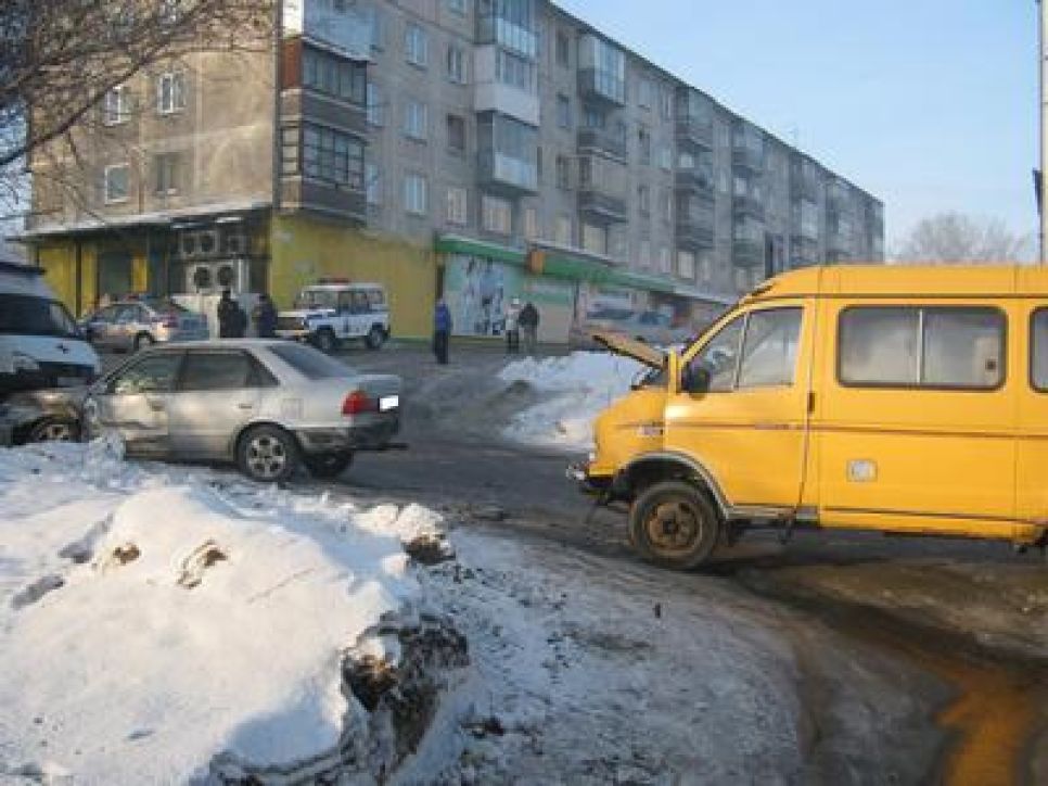 Три человека пострадали в Барнауле в результате ДТП с участием
"маршрутки", выехавшей на встречную полосу.