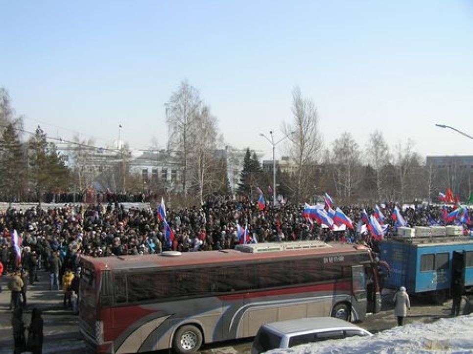 Около трех тысяч человек было собрано на митинг поддержки
Путина в Барнауле: часть ораторов призывала к консолидации
общества, часть - разжигала настроения гражданского
противостояния. Фото.