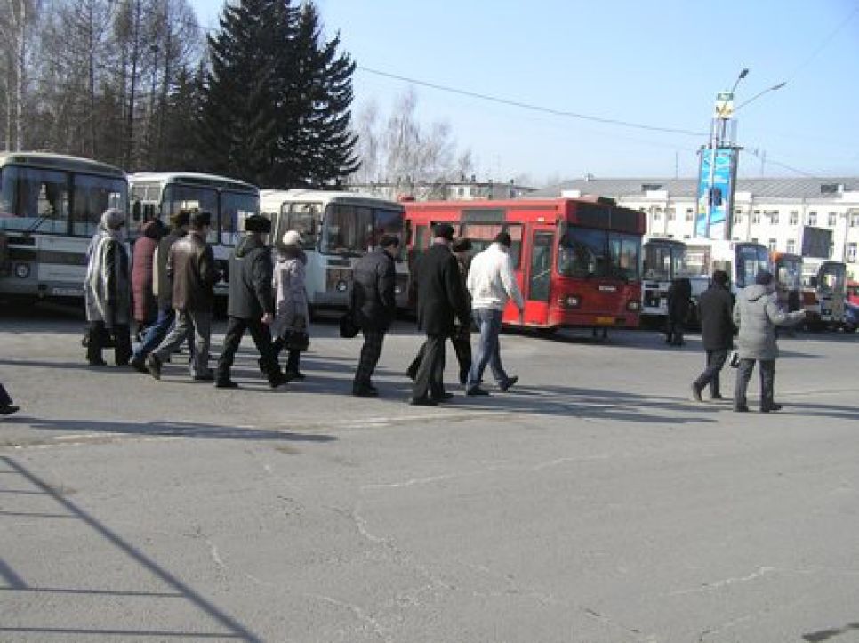 Около трех тысяч человек было собрано на митинг поддержки
Путина в Барнауле: часть ораторов призывала к консолидации
общества, часть - разжигала настроения гражданского
противостояния. Фото.