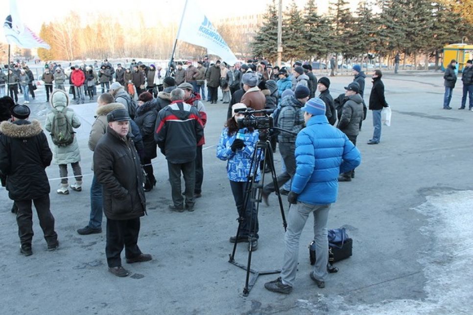 На акцию протеста против итогов президентских выборов в Барнауле
собралось менее 100 человек.