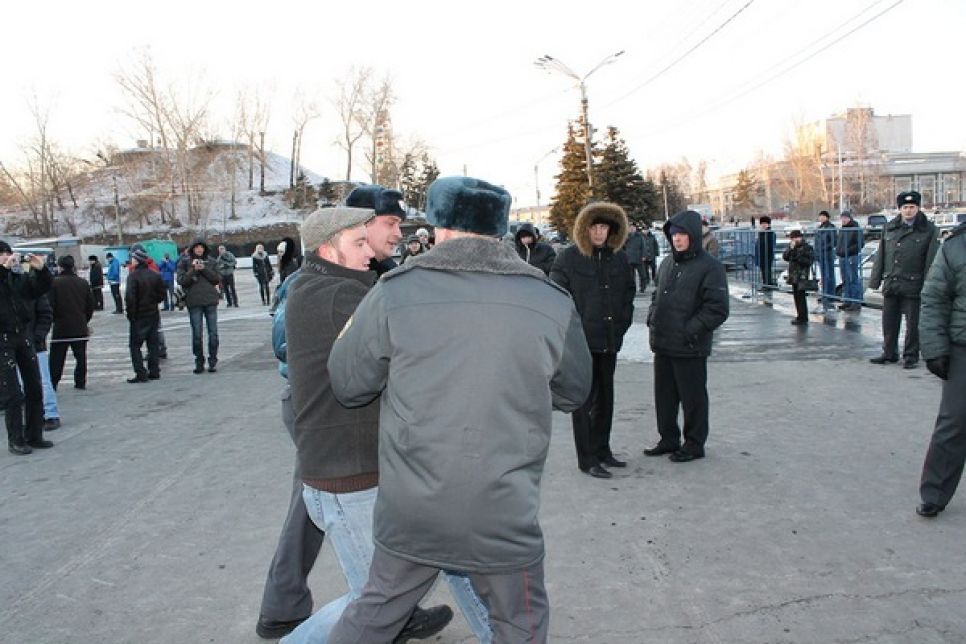 На акцию протеста против итогов президентских выборов в Барнауле
собралось менее 100 человек.