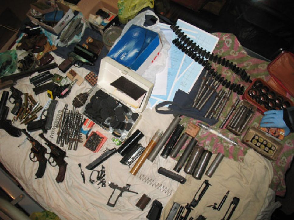 Оперативники ФСБ задержали двоих жителей Барнаула, торговавших
переделанным под боевые патроны травматическим и пневматическим
оружием и боеприпасами. Фото.