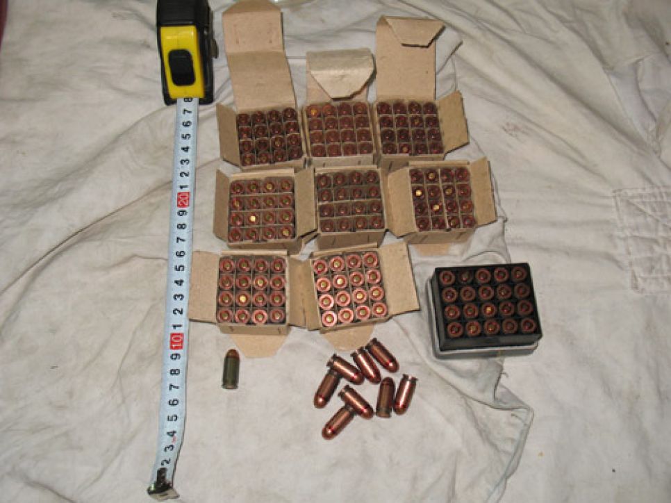 Оперативники ФСБ задержали двоих жителей Барнаула, торговавших
переделанным под боевые патроны травматическим и пневматическим
оружием и боеприпасами. Фото.