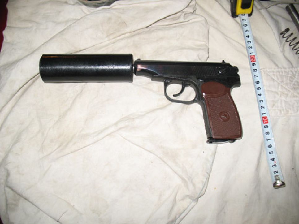 Оперативники ФСБ задержали двоих жителей Барнаула, торговавших
переделанным под боевые патроны травматическим и пневматическим
оружием и боеприпасами. Фото.