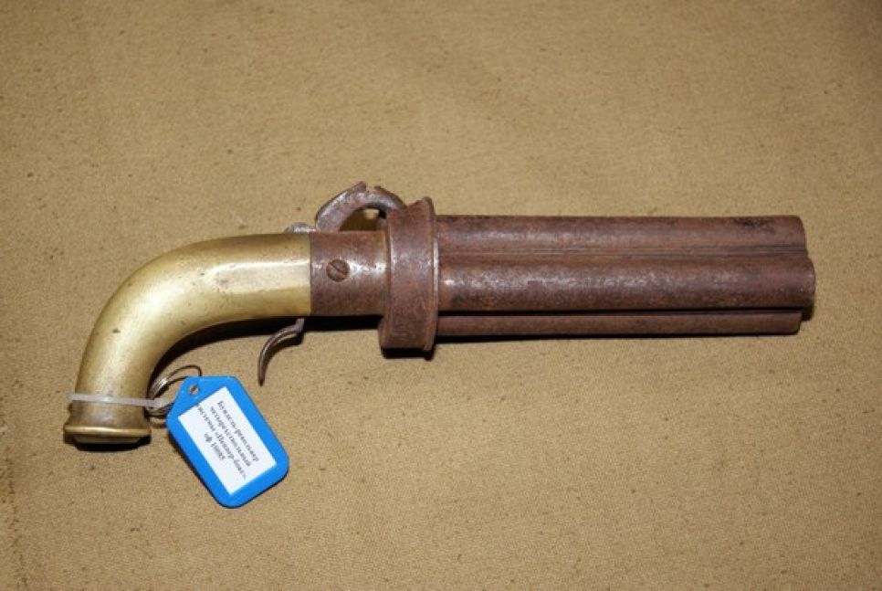 В Бийском музее хранится пара первых пистолетов, стоявших на
вооружении Русской армии.