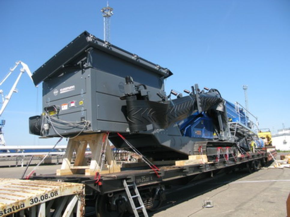 Филиал ЗАО "Совмортранс" в Екатеринбурге в 2012 году
организует доставку техники JCB из Великобритании на Урал.