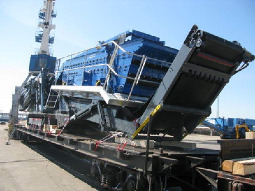 Филиал ЗАО "Совмортранс" в Екатеринбурге в 2012 году
организует доставку техники JCB из Великобритании на Урал.