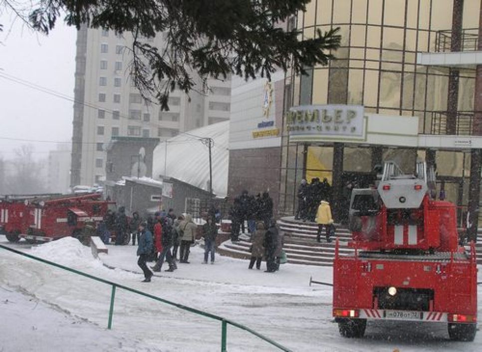 В Барнауле ликвидировали пожар на территории бизнес-центра
"Премьер". Фото.
