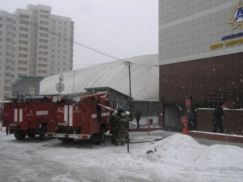 В Барнауле ликвидировали пожар на территории бизнес-центра
"Премьер". Фото.