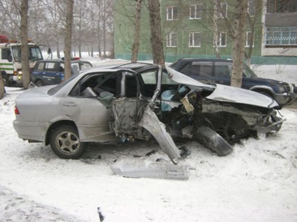 В Барнауле молодой человек на иномарке врезался в дерево и
получил серьезные травмы.