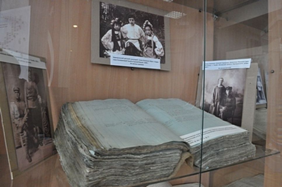 Первая выставка родословных именитых людей Западной Сибири
открылась в барнаульской галерее Universum. Фоторепортаж.