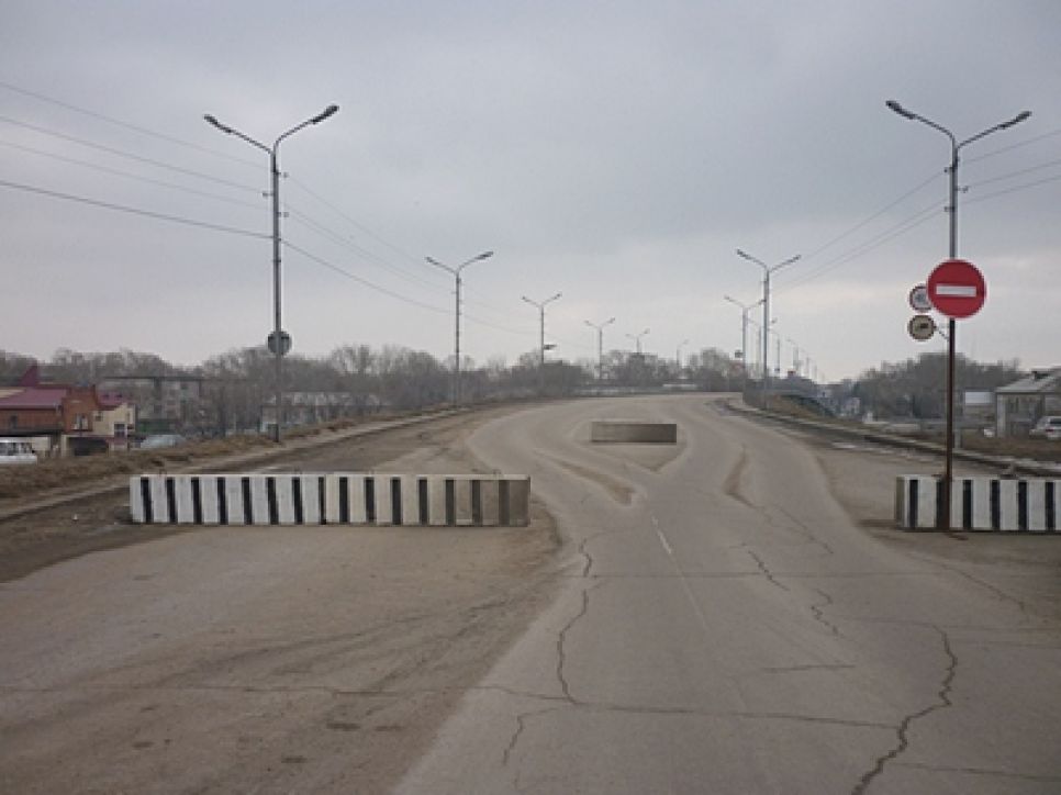 В Рубцовске полностью перекрыли движение автомобилей по
единственному в центре города мосту через железную дорогу.