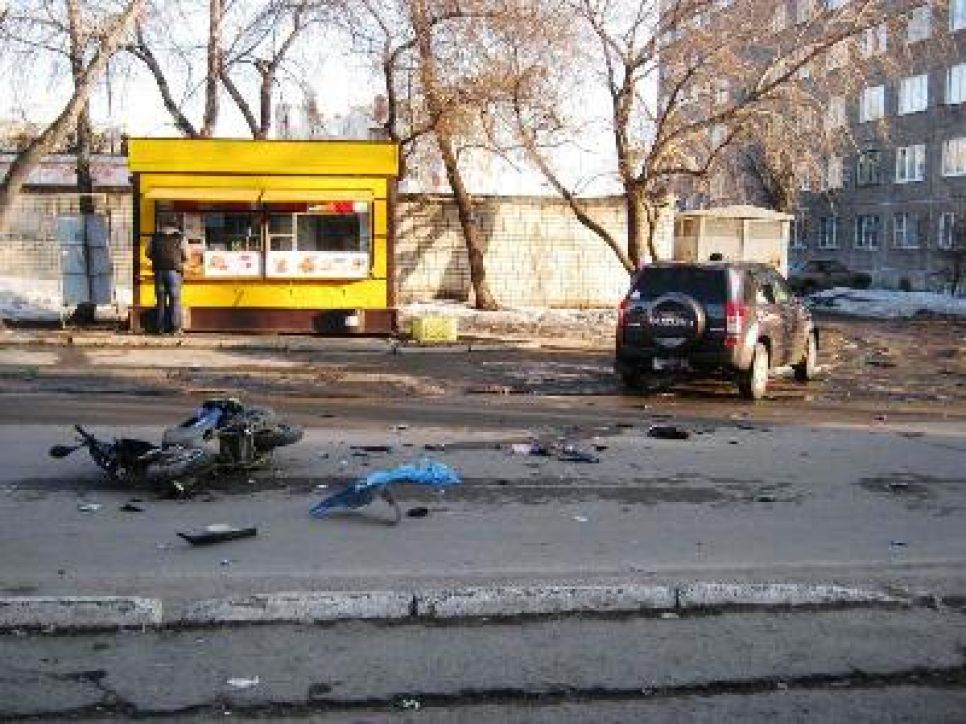 В Барнауле 25-летний водитель мопеда погиб после столкновения
с внедорожником, за рулем которого был пьяный.