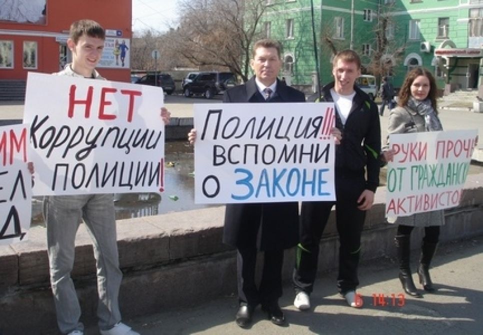 "Барнаульское гражданское движение" провело пикет с
требованием прекратить беспредел в МВД: "Нет второй Казани"!