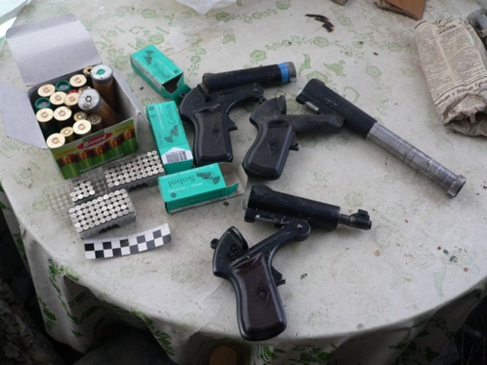 У бывшего сотрудника "Алтайвзрывпрома" изъята крупная партия
взрывных устройств, похищенных им с предприятия. Фото.