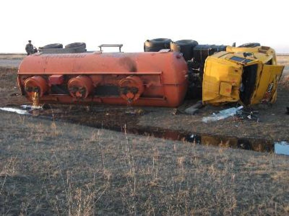 В Алтайском крае бензовоз опрокинулся в кювет. Фото.