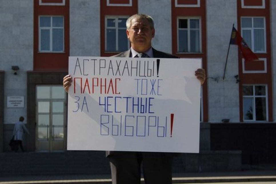 Акцию в поддержку участников голодовки в Астрахани провели
барнаульские активисты. Фото.
