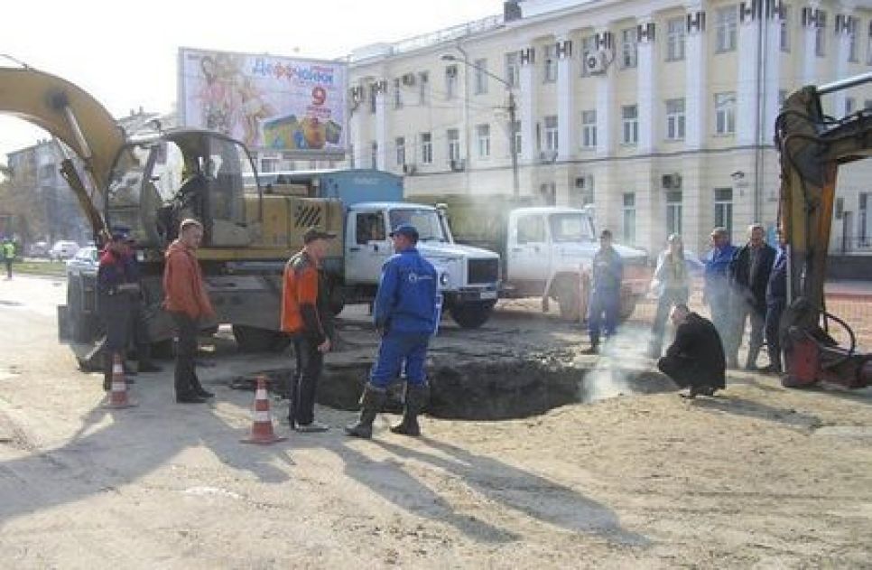 Барнаульский водоканал ликвидирует крупную
аварию в самом центре Барнаула: без воды осталась даже
губернаторская резиденция. Фото.