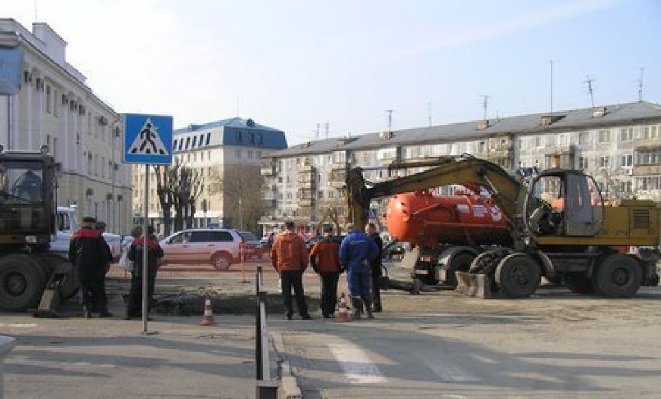 Барнаульский водоканал ликвидирует крупную
аварию в самом центре Барнаула: без воды осталась даже
губернаторская резиденция. Фото.