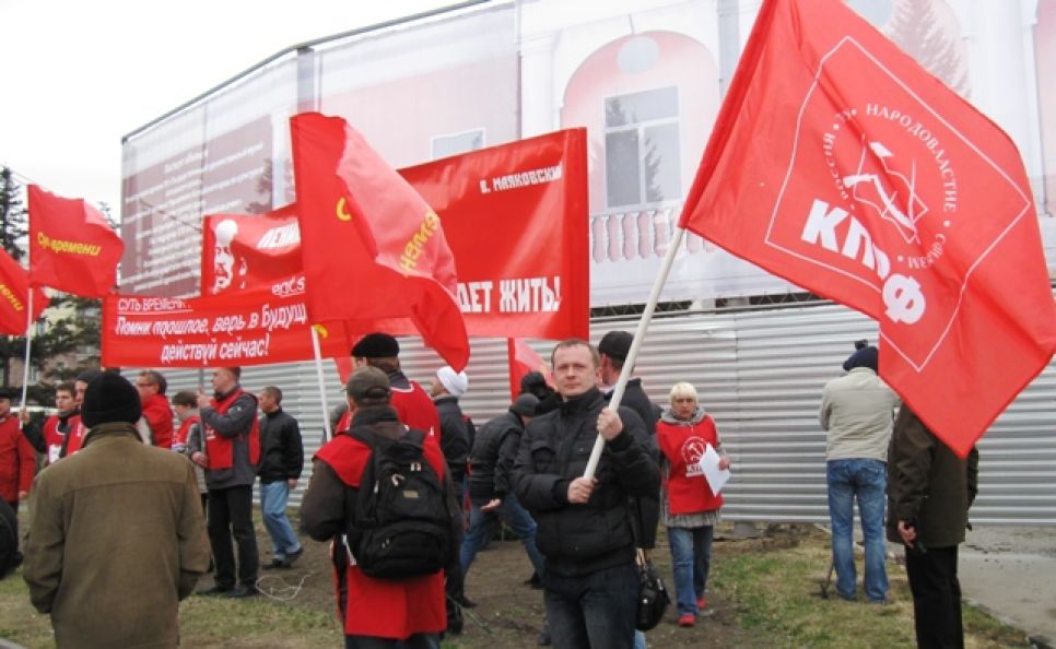 В день рождения  Ленина коммунисты  возложили цветы к памятнику  вождю на площадиОктября в Барнауле -  в последний раз?