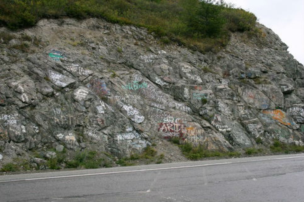 Скалы на перевале Чике-Таман местные жители в очередной раз
очистят от "современной наскальной живописи".