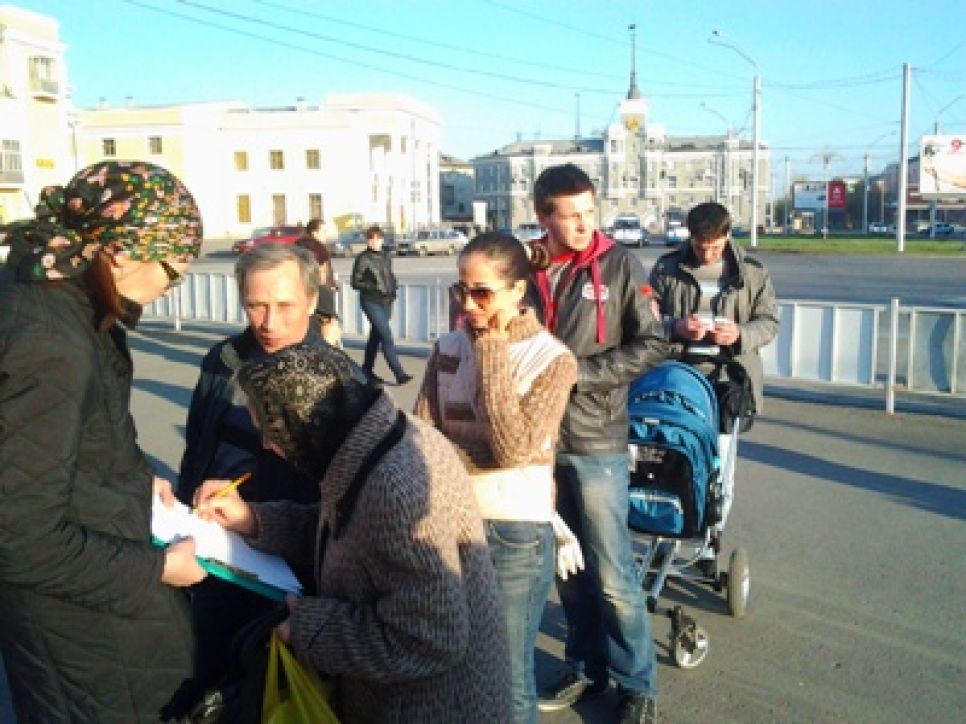 Жители Барнаула требуют прекратить снос деревьев возле
художественного музея на площади Октября.Фото.