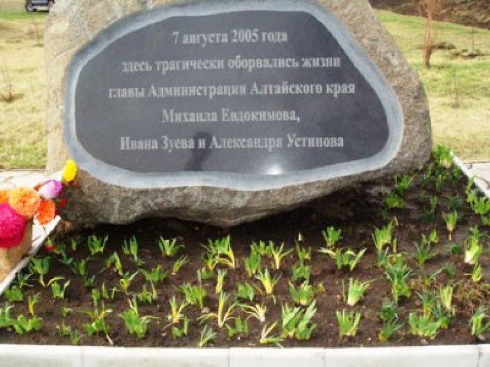 "Евдокимовцы" просят власти Алтайского края найти средства на
капитальный ремонт разрушающейся часовни на месте гибели Михаила Евдокимова. 
Фото.
