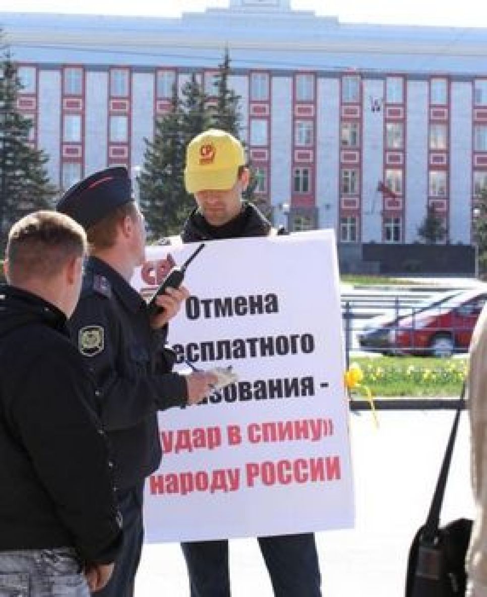 "Отмена бесплатного образования - удар в спину народу России": с топором в спине молодые эсеры "отметили" в Барнауле 
годовщину ФЗ-83.