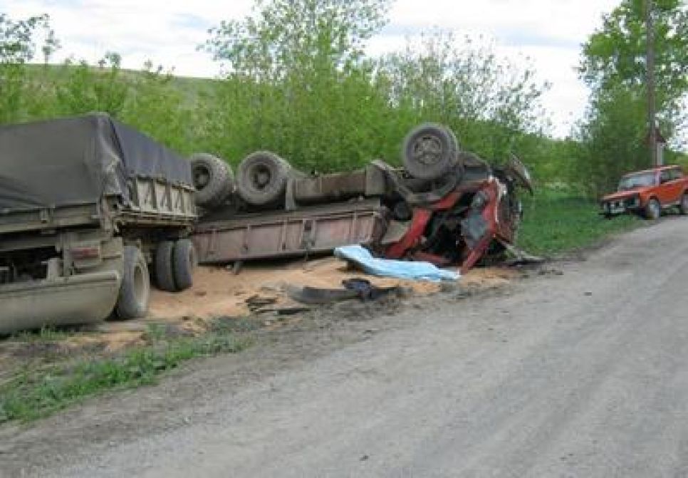 На Алтае перевернулся КамАЗ с прицепом: водитель погиб.