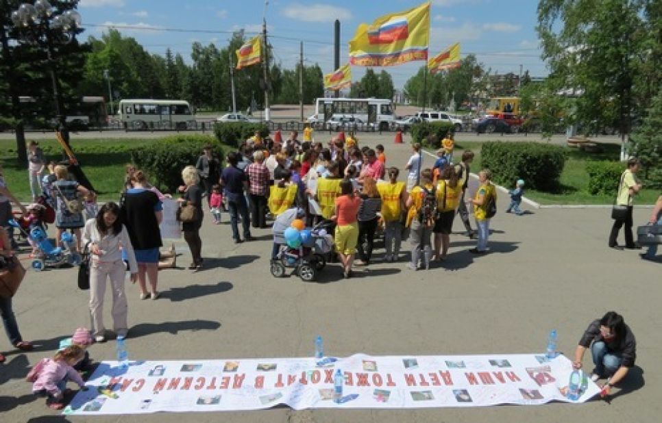 В Барнауле 110 мам с детьми вышли на пикет 
с требованием мест в детских садах. Фото.