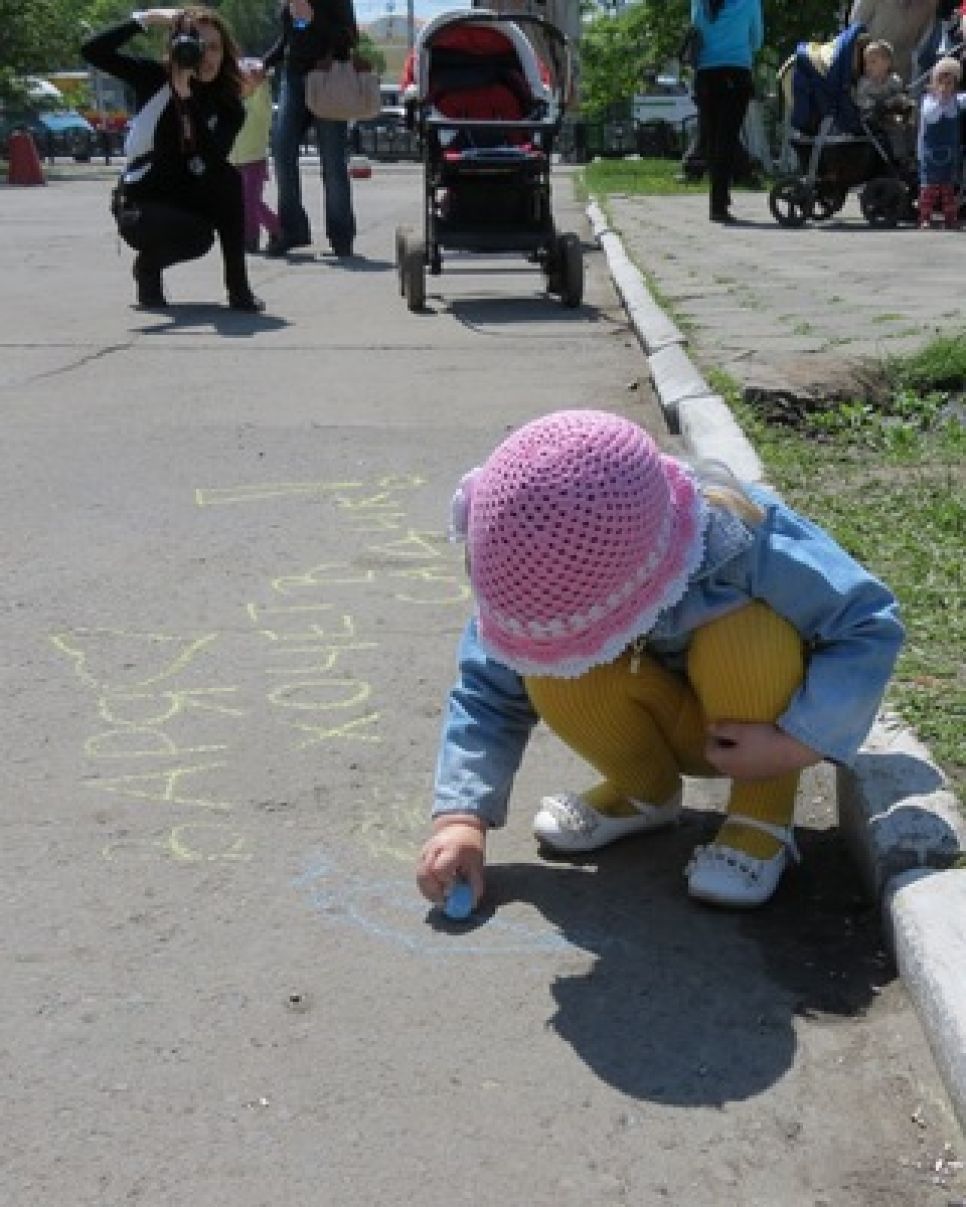 В Барнауле 110 мам с детьми вышли на пикет 
с требованием мест в детских садах. Фото.