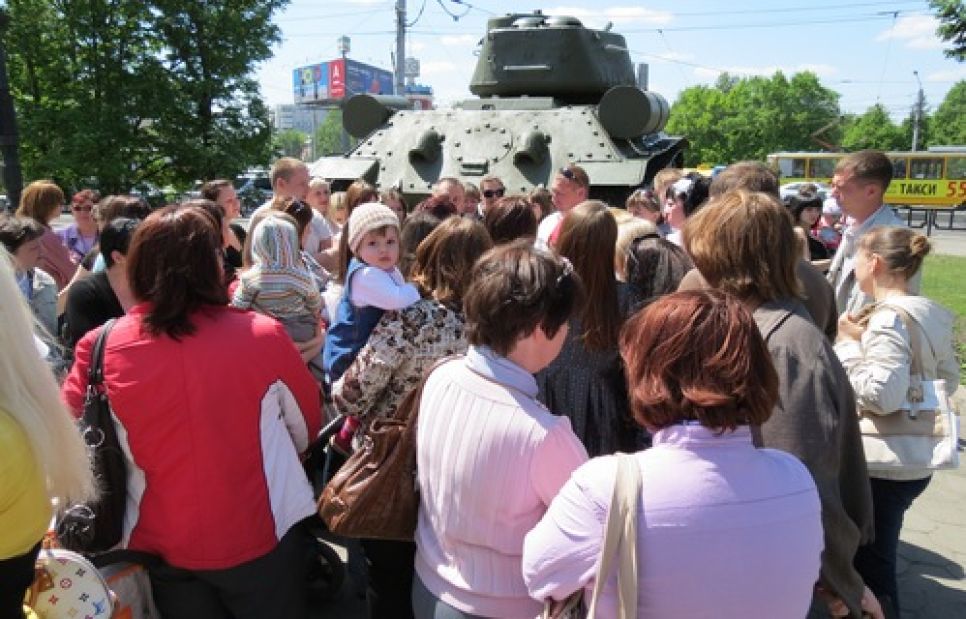 В Барнауле 110 мам с детьми вышли на пикет 
с требованием мест в детских садах. Фото.