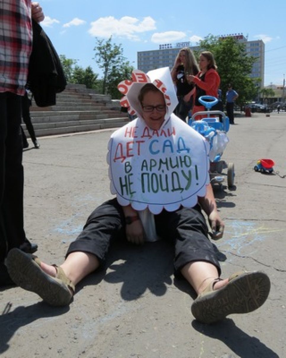 В Барнауле 110 мам с детьми вышли на пикет 
с требованием мест в детских садах. Фото.