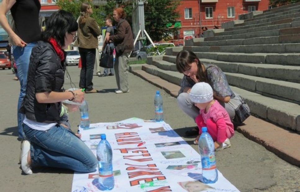 В Барнауле 110 мам с детьми вышли на пикет 
с требованием мест в детских садах. Фото.