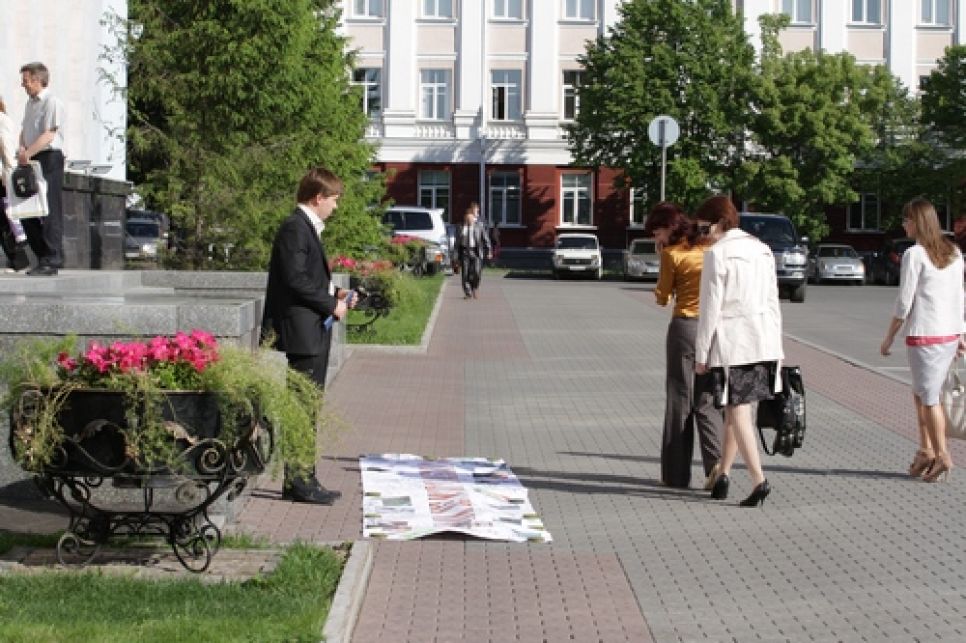 Одиночный пикет для привлечения внимания депутатов Алтайского Заксобрания  
к проблеме нехватки детсадов в регионе провел  у крайадминистрации перед сессией молодой справедливоросс. Фото.