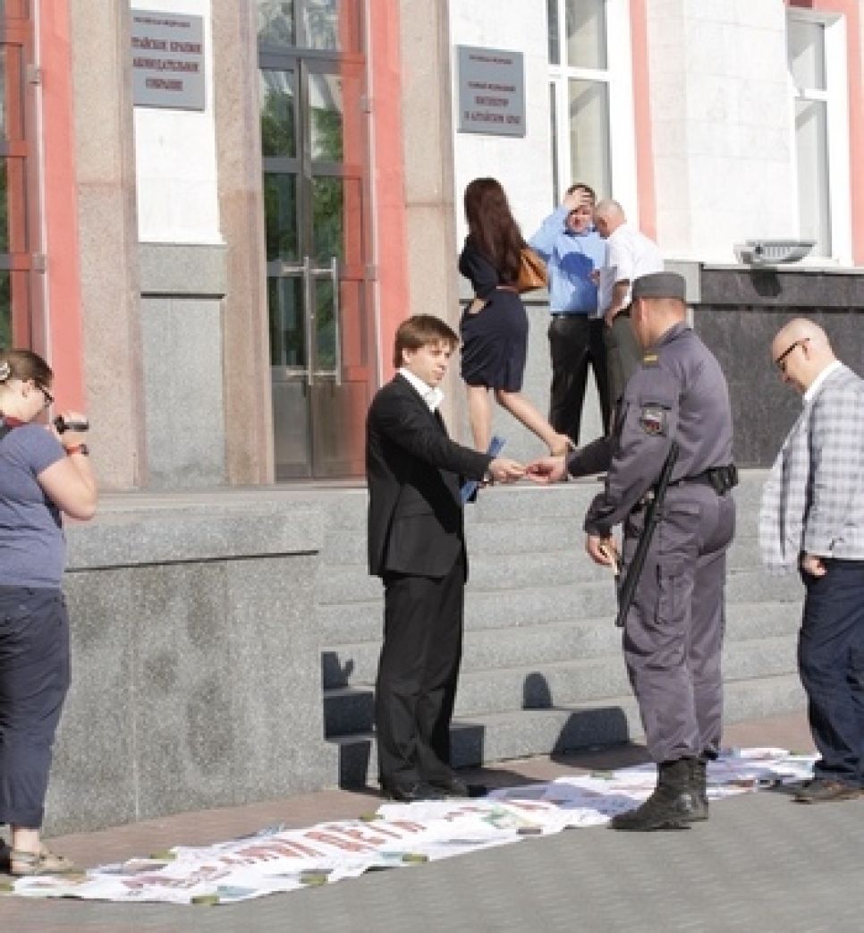 Одиночный пикет для привлечения внимания депутатов Алтайского Заксобрания  
к проблеме нехватки детсадов в регионе провел  у крайадминистрации перед сессией молодой справедливоросс. Фото.