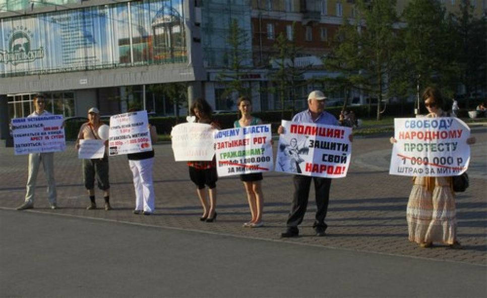 Пикеты против ужесточения санкций в рамках закона о митингах  
провели гражданские активисты Барнаула. Фото.