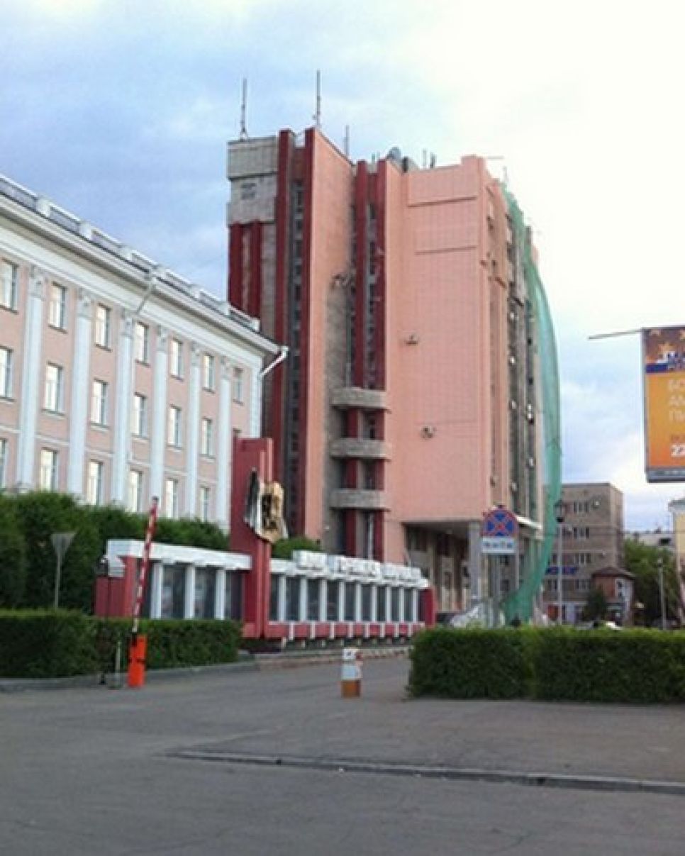 "Персиковый" университет - это то, что 
заслуживают горожане в преддверии юбилея края? 
Гости из соседних регионов будут пальцем показывать на нашу "чудо"-архитектуру": сообщество архитекторов резко раскритиковало новый облик главного корпуса АлтГУ.