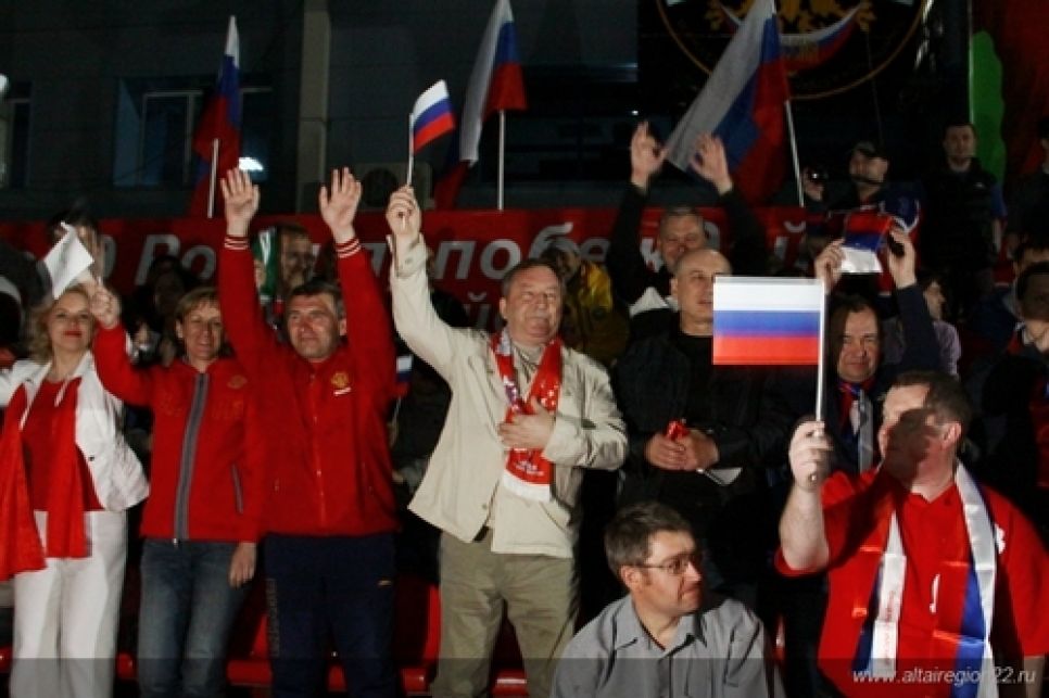 "Россия,вперед!": 
губернатор Алтайского края "болел за наших" на  ЧЕ-2012 по футболу в открывшейся в регионе фан-зоне. Фото.