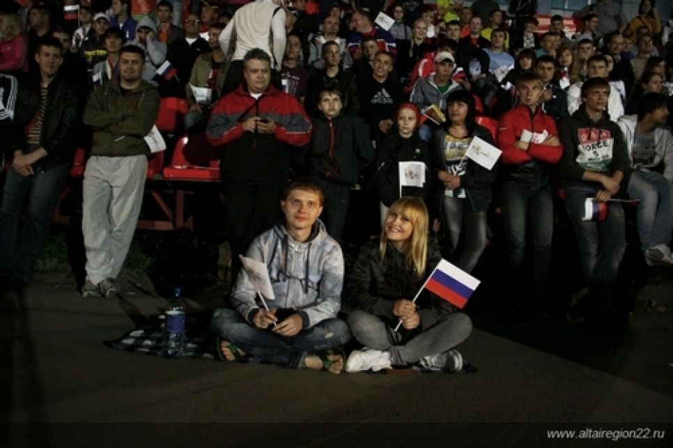 "Россия,вперед!": 
губернатор Алтайского края "болел за наших" на  ЧЕ-2012 по футболу в открывшейся в регионе фан-зоне. Фото.