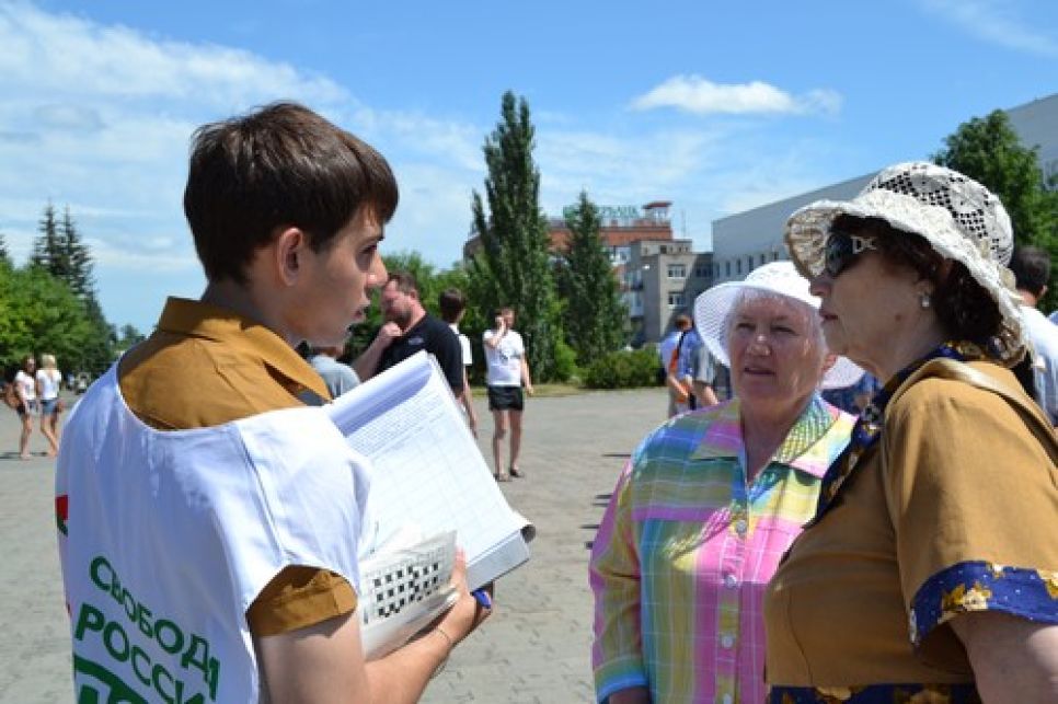 Алтайские "яблочники"
 за два дня собрали в Барнауле более 300 подписей за возвращение прямых выборов мэра и намерены продолжать.