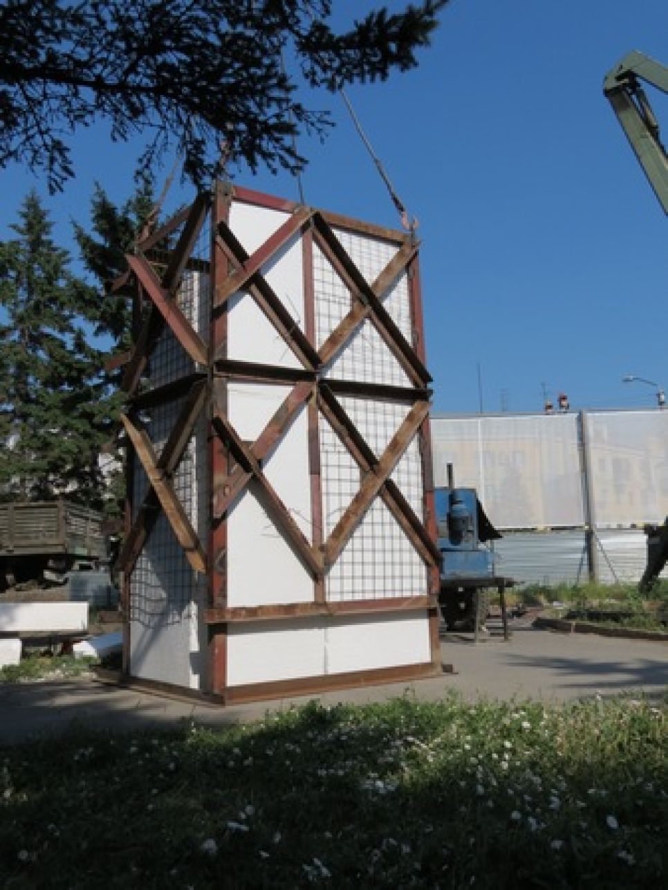 Начался демонтаж памятника Ленину на площади Октября в Барнауле. Фото.