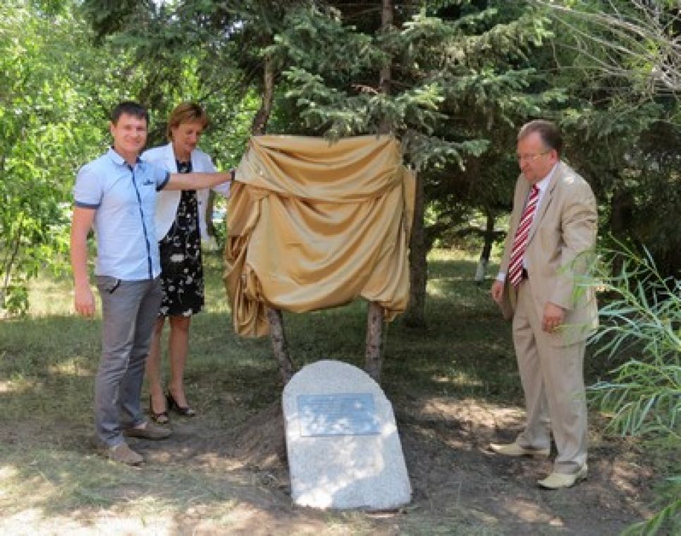 В сквере Алтайского "политеха" дан старт строительству первого в Барнауле вузовского бассейна.Фото.