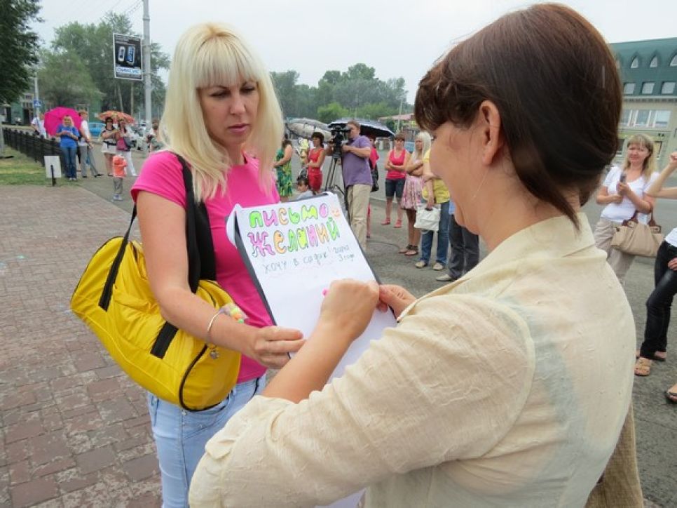 Алтайские справедливороссы провели в Барнауле ещё один митинг с участием мам, требующих ликвидировать 
очередность в детсады. Фото.