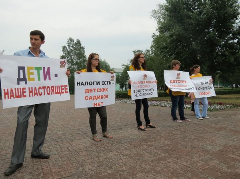 Алтайские справедливороссы провели в Барнауле ещё один митинг с участием мам, требующих ликвидировать 
очередность в детсады. Фото.