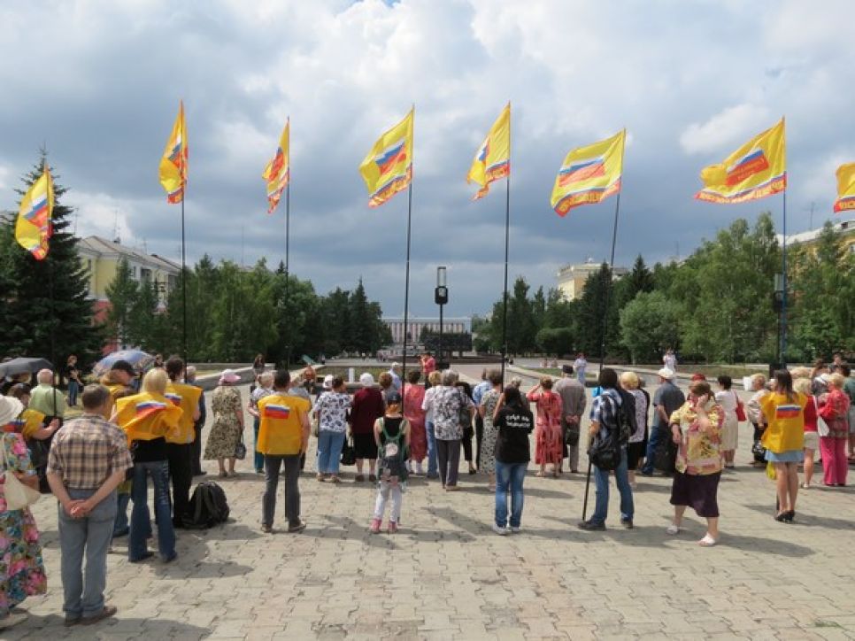 Митинг против "тройного удара по народу"  провели в Барнауле справедливороссы. Фото.