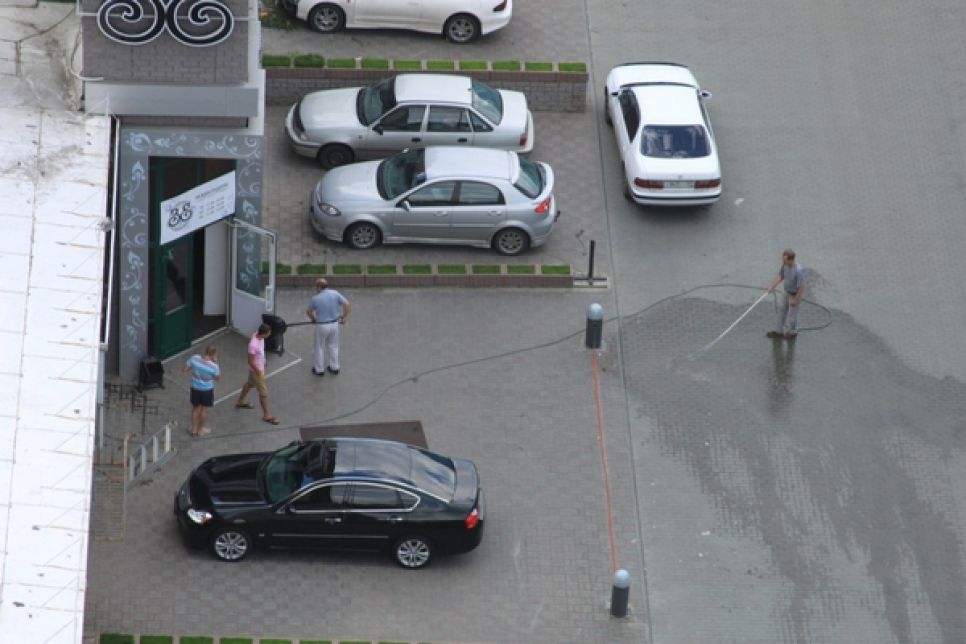 Барнаульский клуб-ресторан "Зеркало" успел убрать последствия пенной вечеринки до приезда проверки. Фото.